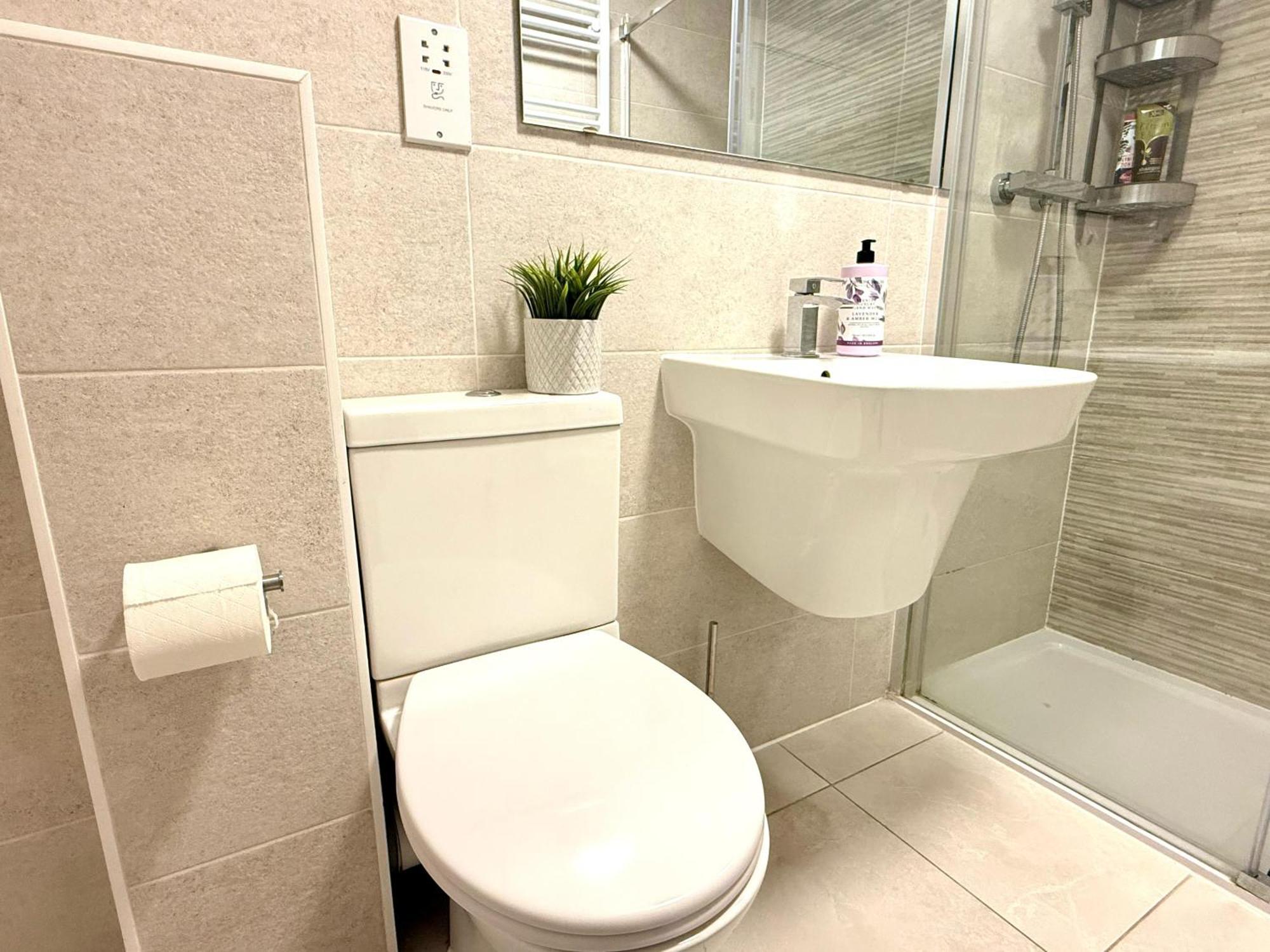 Paradigm House, Luxury 2-bedroom 3, Free Parking, *