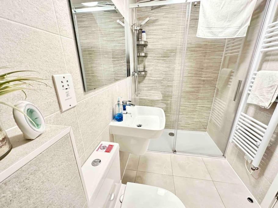 Paradigm House, Luxury 2-bedroom 3, Free Parking, *