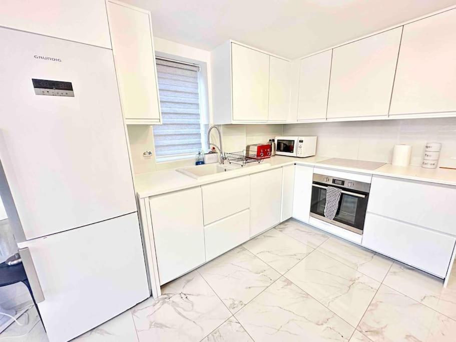 Paradigm House, Luxury 2-bedroom 3, Free Parking, *