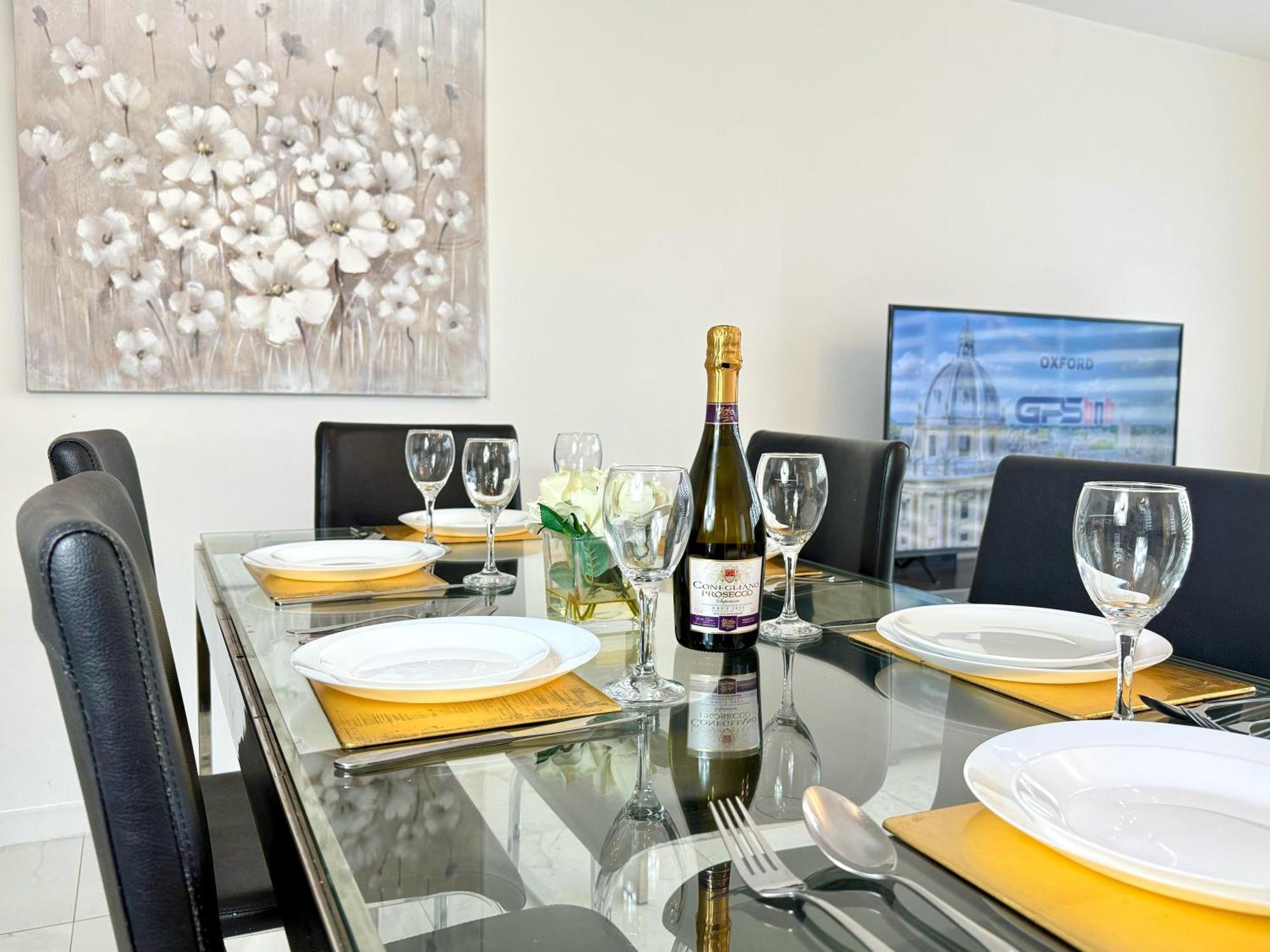 Paradigm House, Luxury 2-bedroom 3, Free Parking, Apartamento