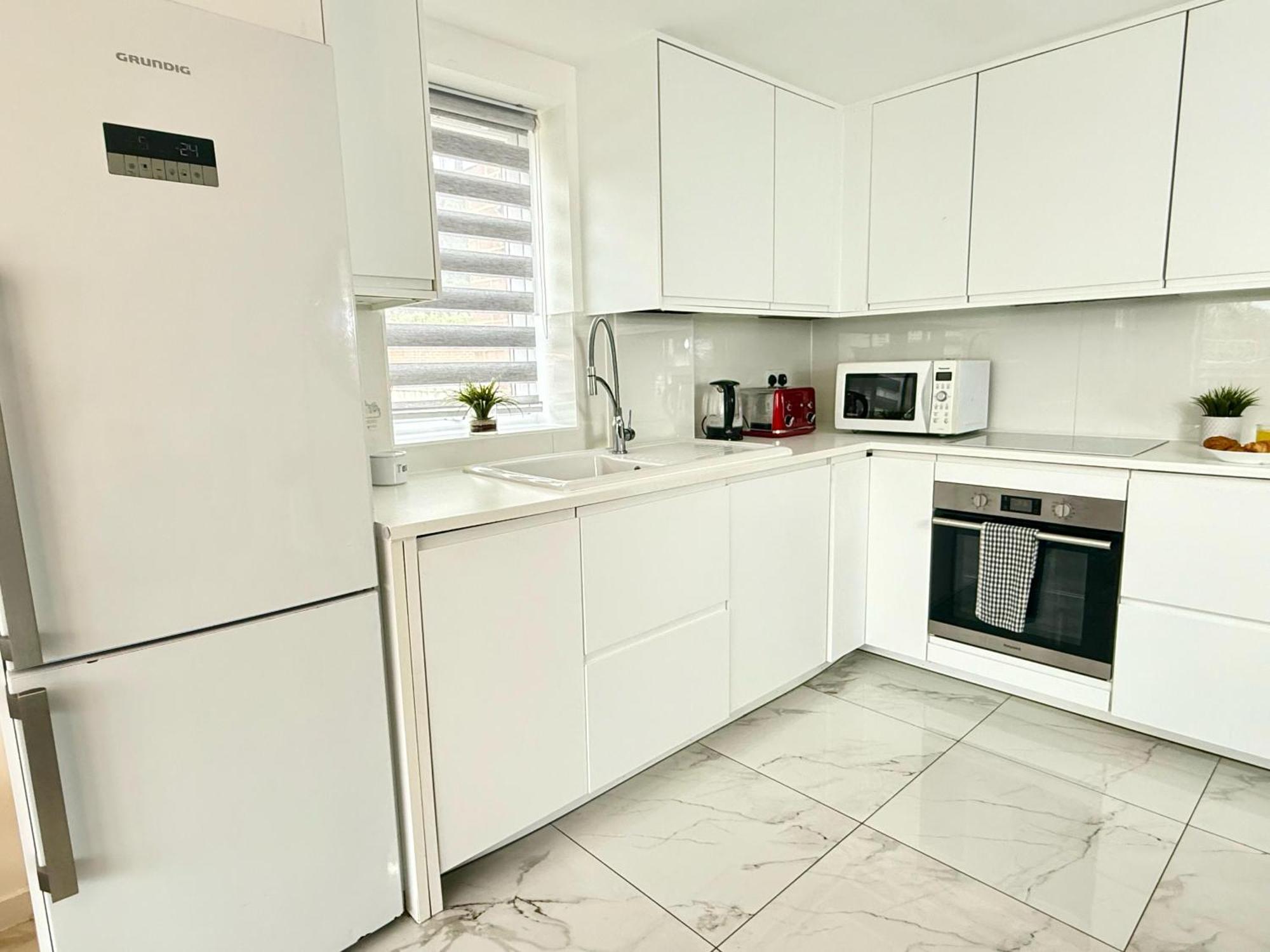 Paradigm House, Luxury 2-bedroom 3, Free Parking, *
