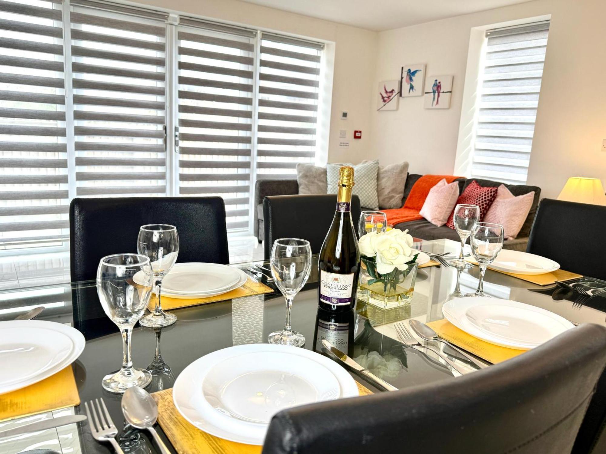 Paradigm House, Luxury 2-bedroom 3, Free Parking, Apartamento