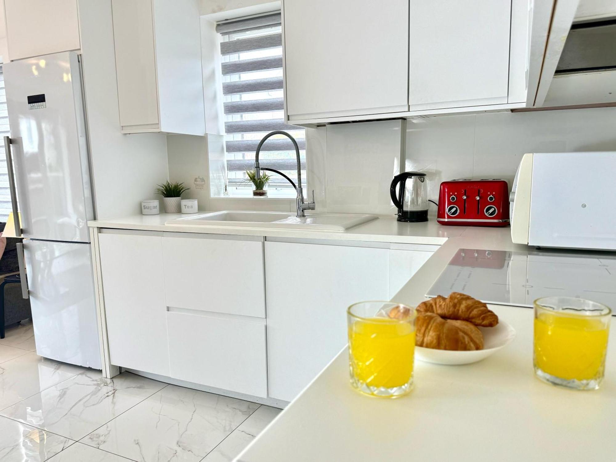 Paradigm House, Luxury 2-bedroom 3, Free Parking,