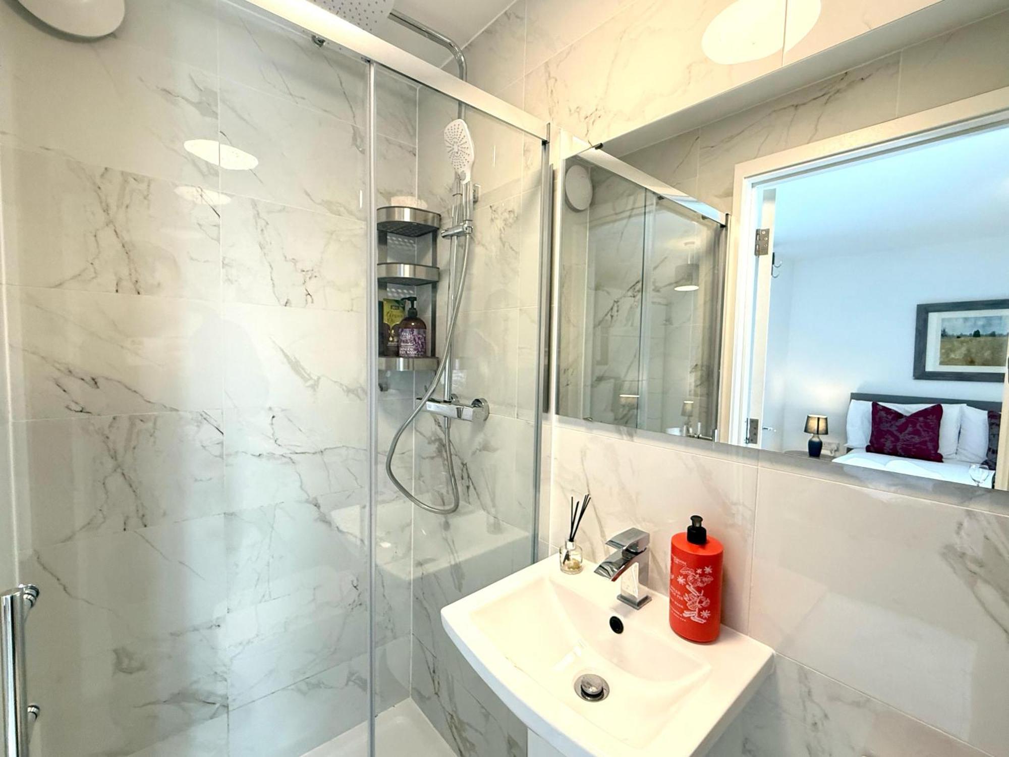 Paradigm House, Luxury 2-bedroom 3, Free Parking, Apartamento