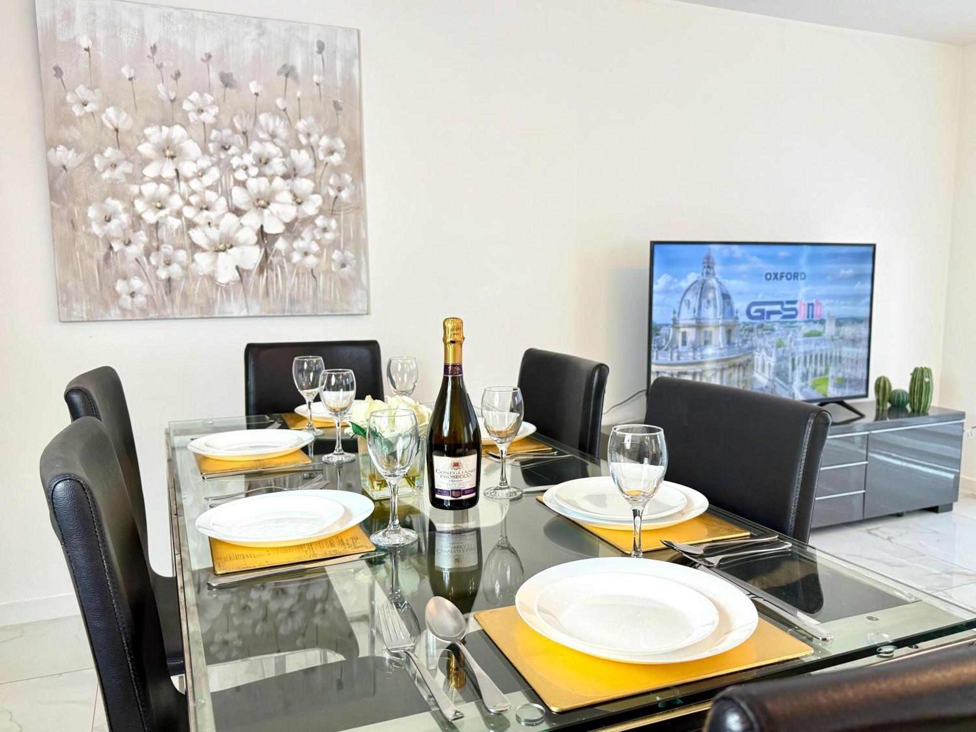 Paradigm House, Luxury 2-bedroom 3, Free Parking, *