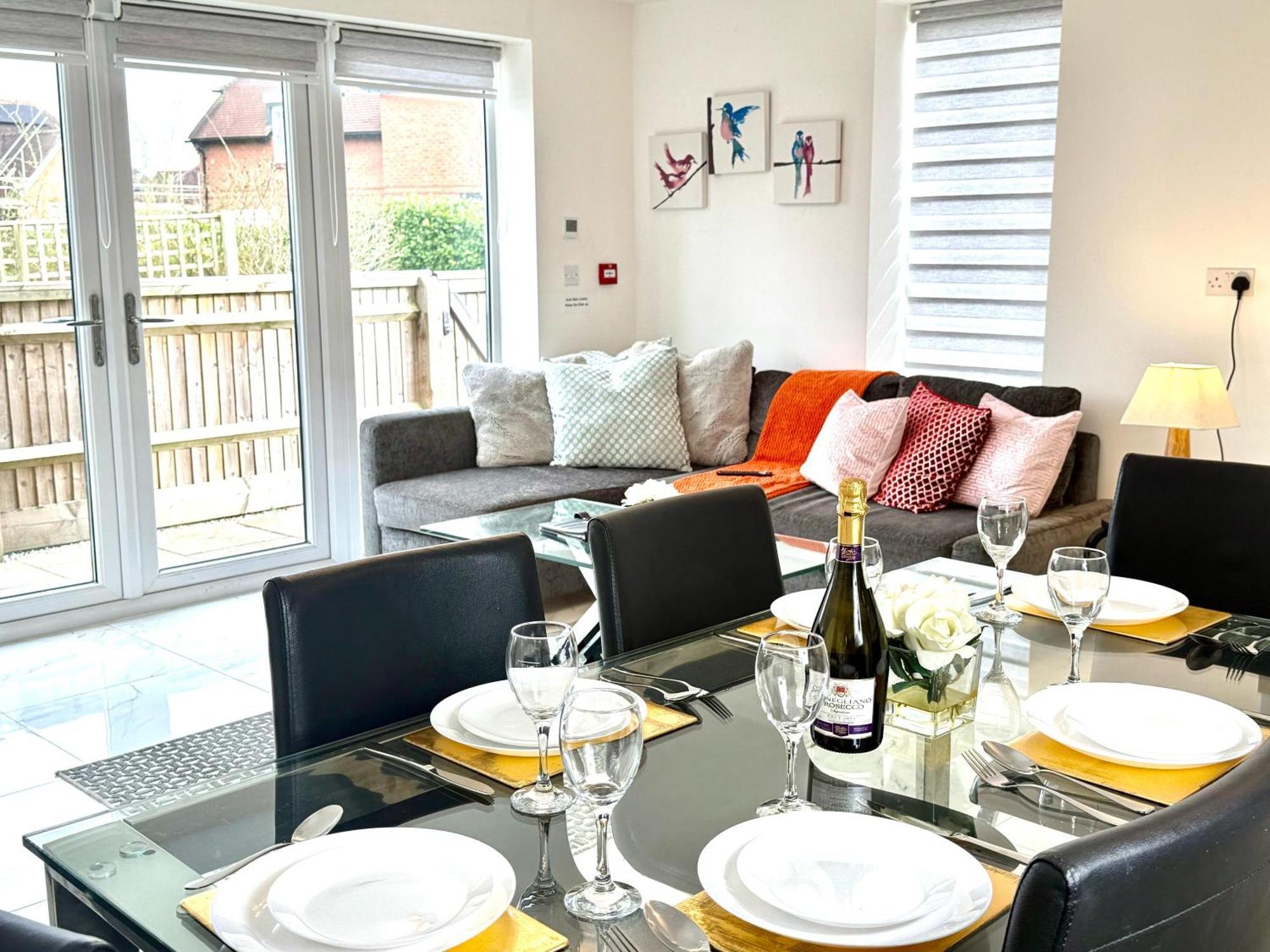 Paradigm House, Luxury 2-bedroom 3, Free Parking,