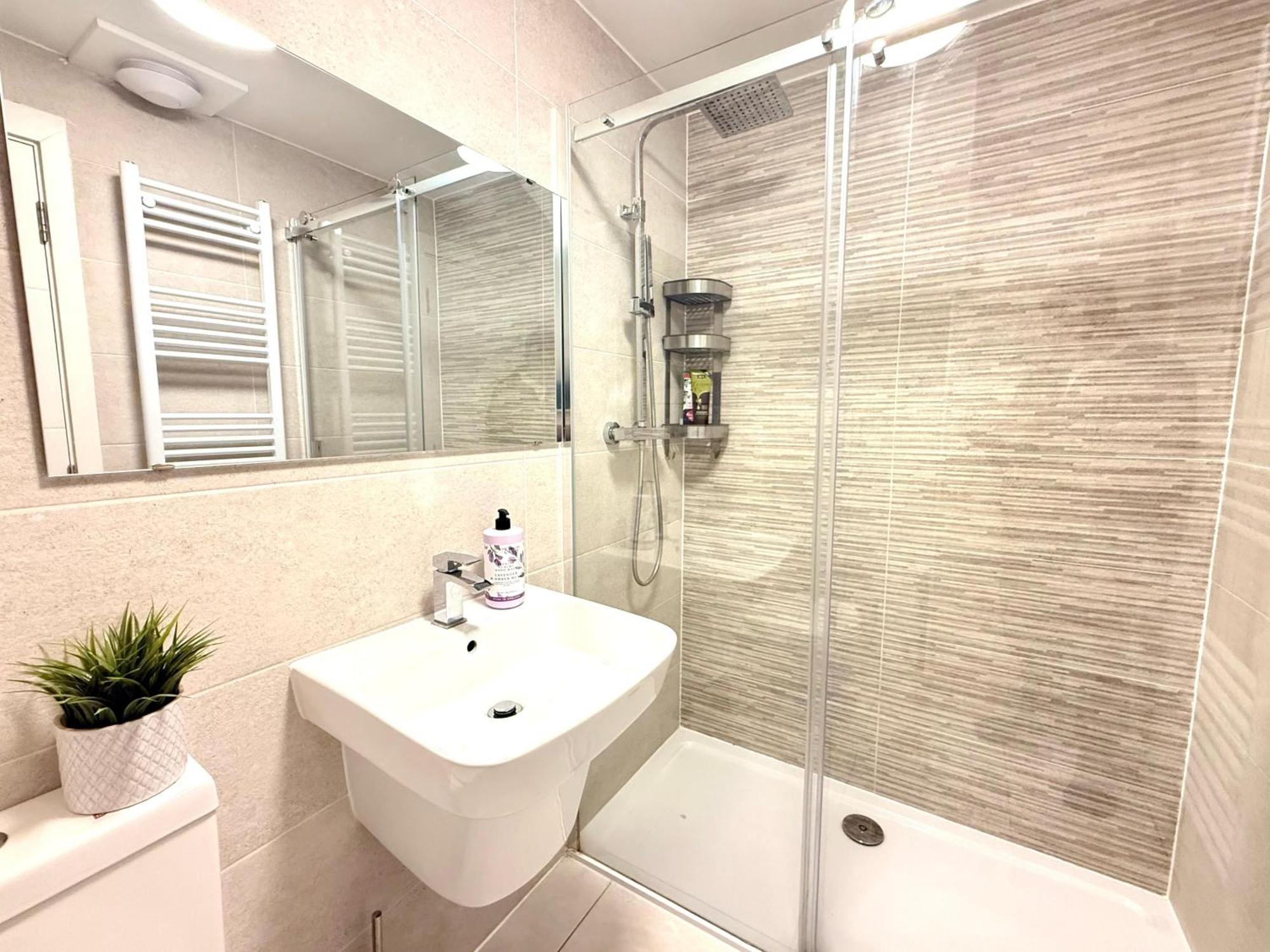 Paradigm House, Luxury 2-bedroom 3, Free Parking, Apartamento *