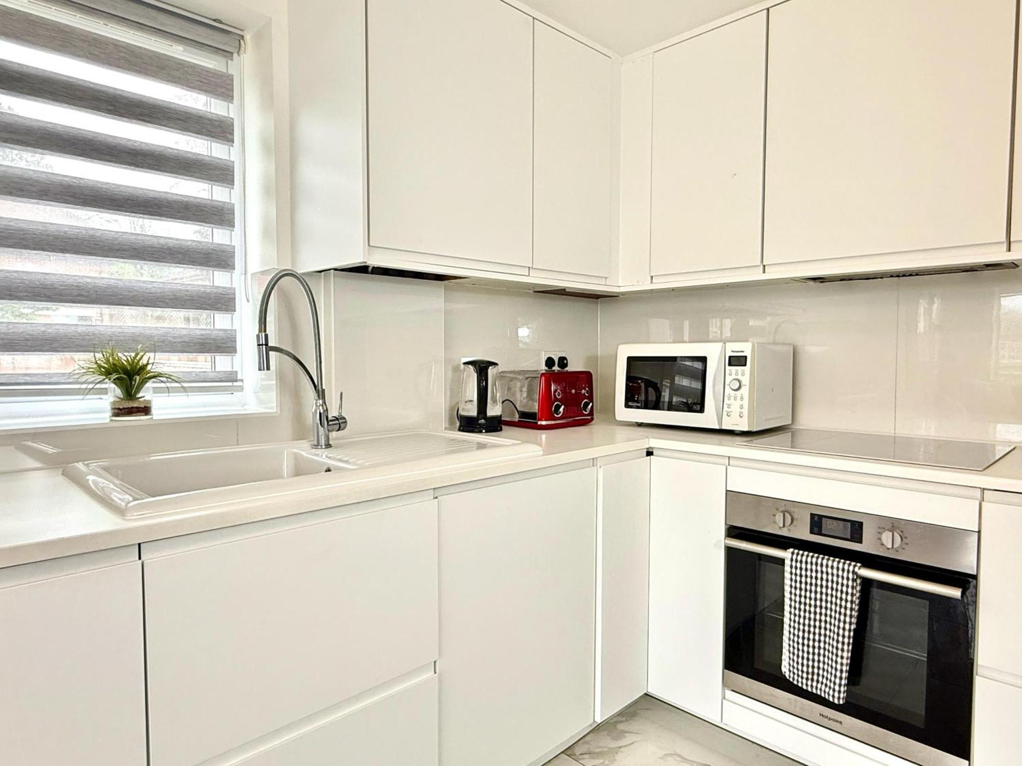 Paradigm House, Luxury 2-bedroom 3, Free Parking, Apartamento *